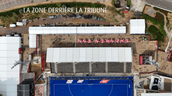 La zone derrière la tribune